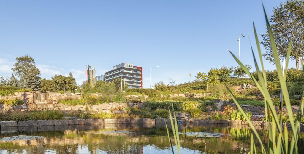 Karhulan jokipuisto ja taustalla näkyvä Eagle-toimistotalo.