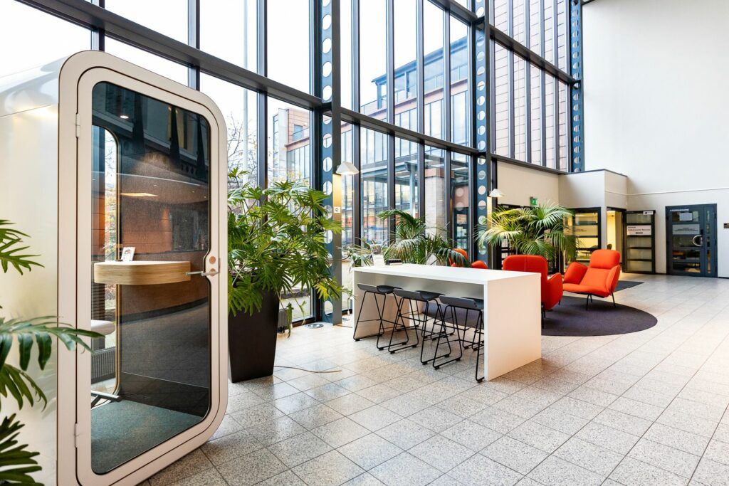 Datariinan aulatila, jossa puhelinkoppi ja etätyöskentelypiste.