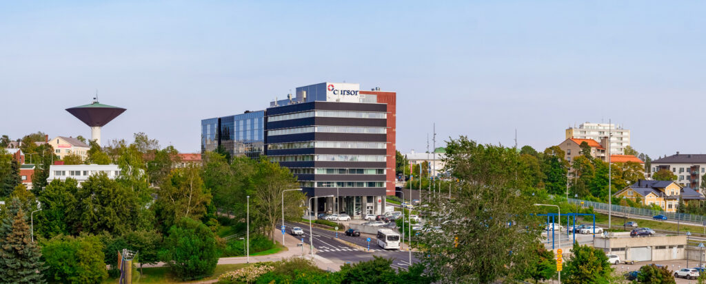 Kotkan Karhulassa sijaitseva Eagle-toimistotalo puistosta käsin kuvattuna. Etualalla puistomaisemaa.