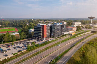 Moottoritie, jonka varressa Eagle-toimistotalo.