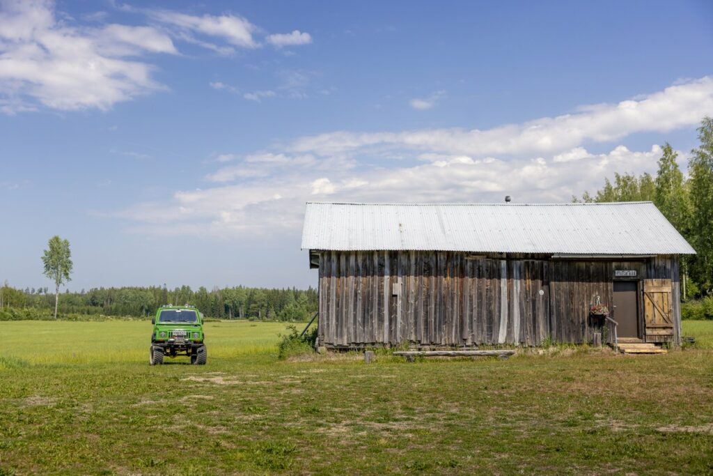 Aholafarmin pihamaata, jossa on vanha lato.
