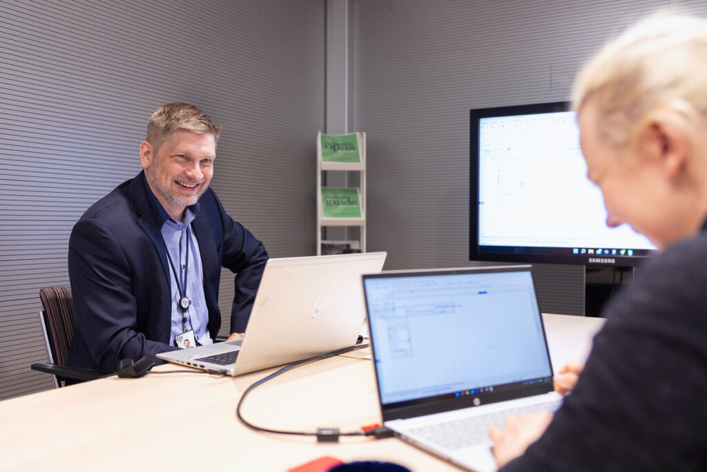 Sami tietokoneen ääressä