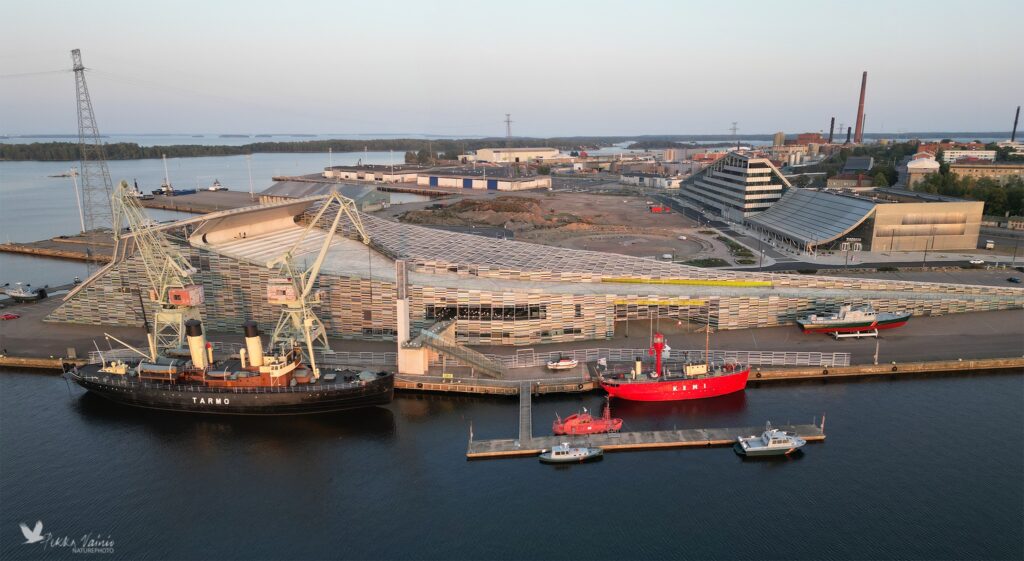 Merikeskus Vellamo ja Kantasatama mereltä