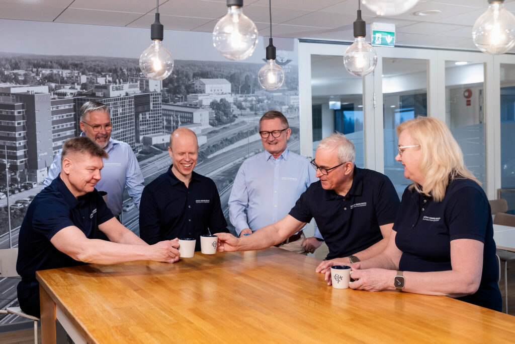 Invest in tiimin jäsenet kahvilla