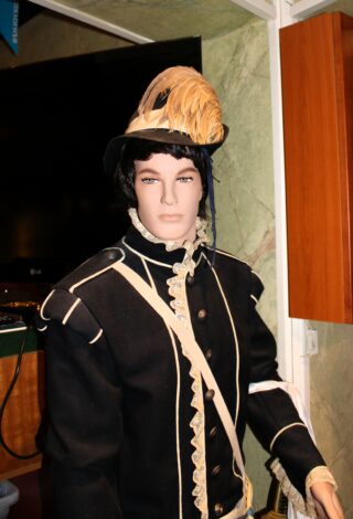 Ihmisen kokoinen merikapteeni-nukke.