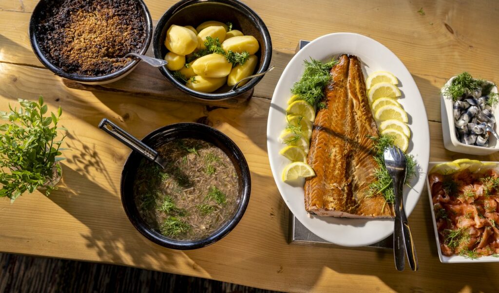 Erilaisia ruoka-annoksia. 