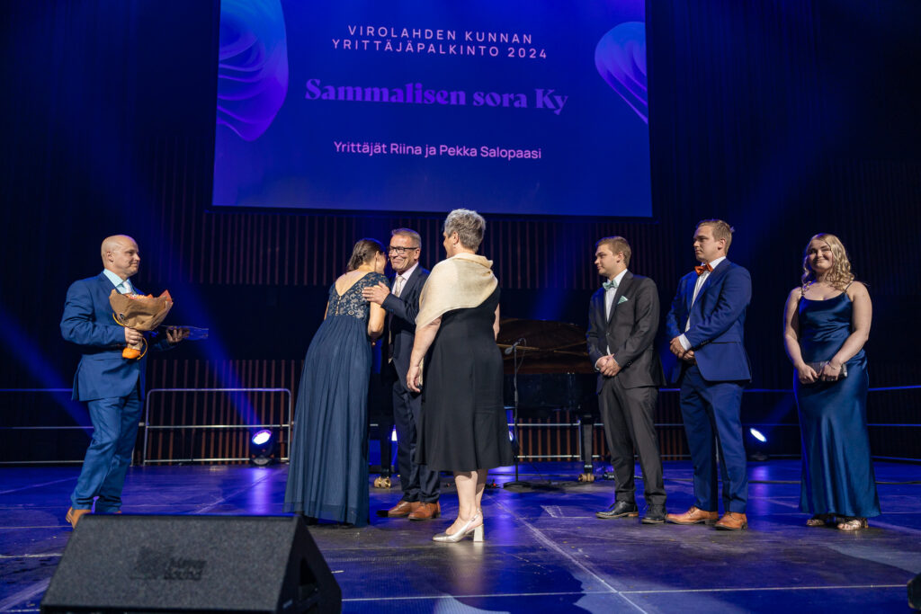 Sammalisen soran yrittäjät palkintoa vastaanottamassa.