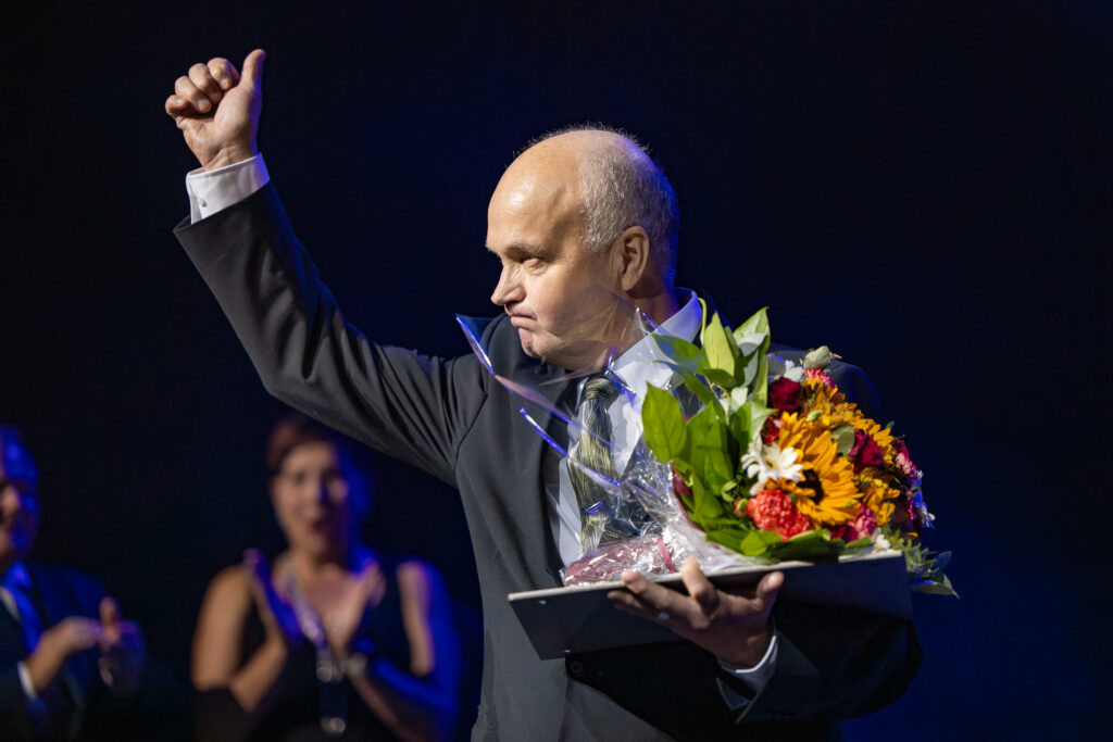 Jari Husu palkintoa vastaanottamassa.