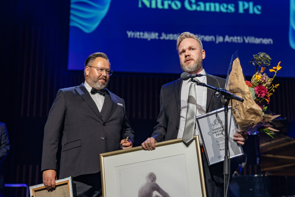 Nitro Games yrittäjä-palkintoa vastaanottamassa.