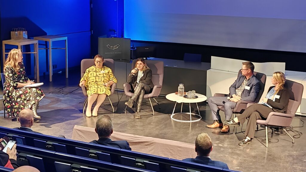 Keskustelupaneeli Vellamon auditoriossa.