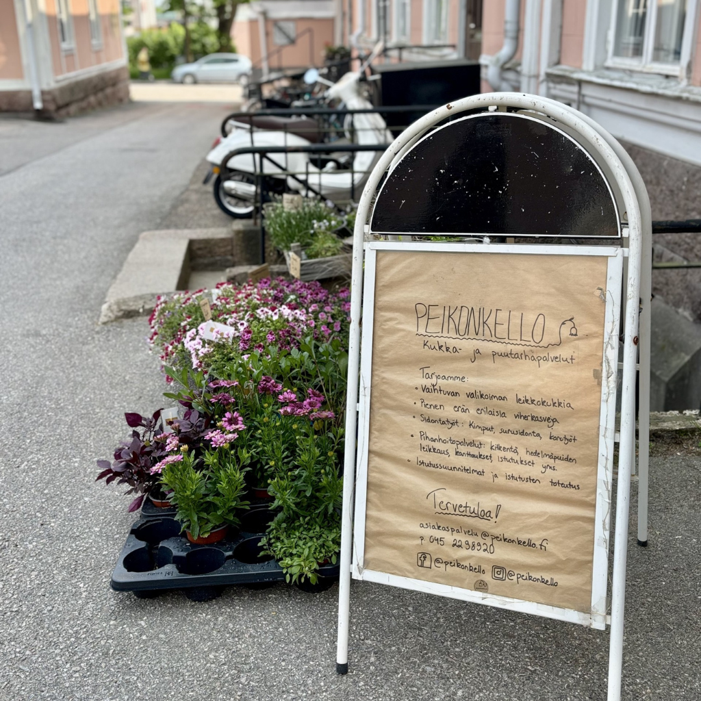 Peikonkello kukkakaupan etupiha