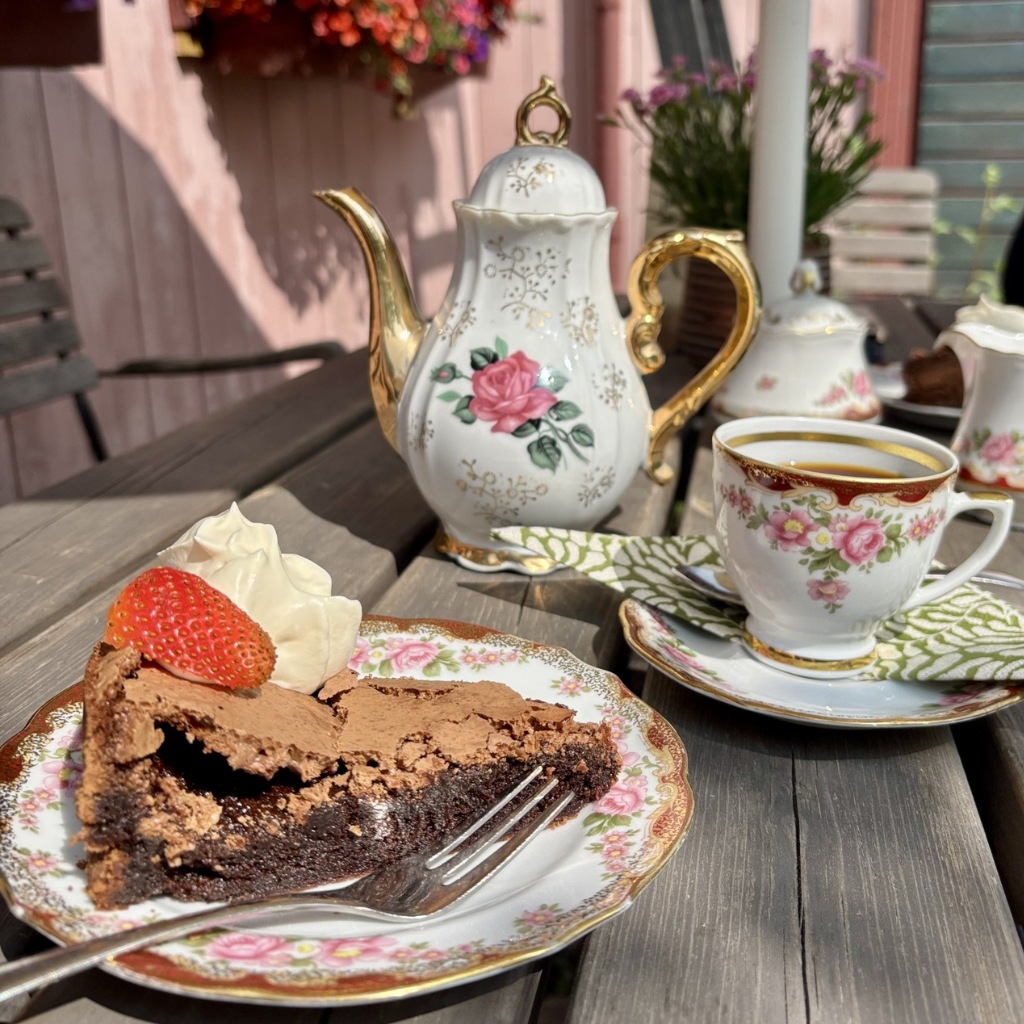 Sukalaakakkukahvit katettuina