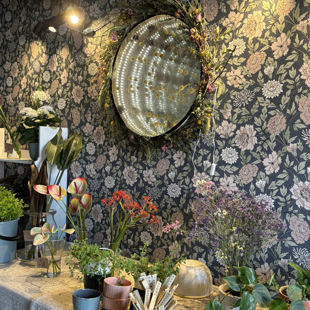 Peikonkello liikkeen kukkaseinä