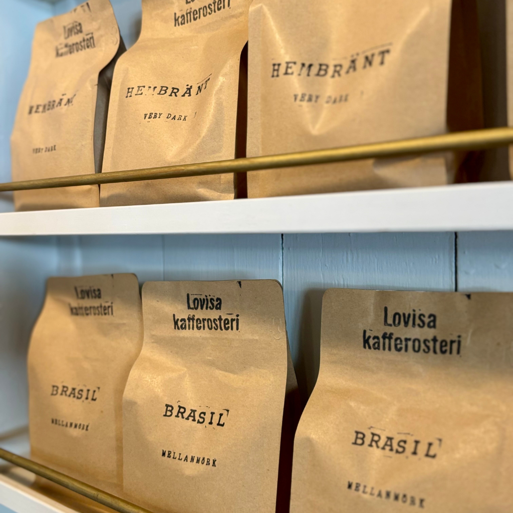 Kahvipusseja seinustalla
