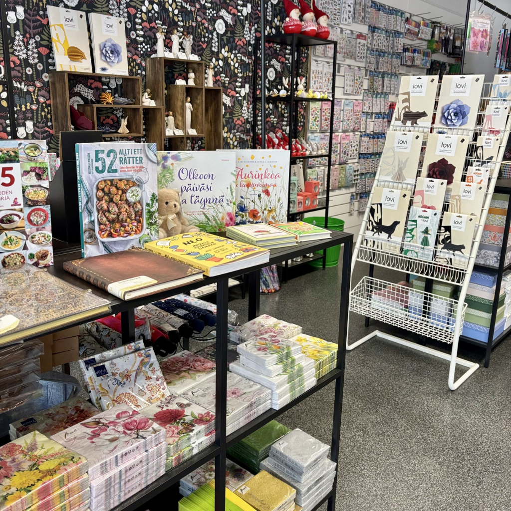 Kirjoka Loviisan kirjakaupan pöydällä