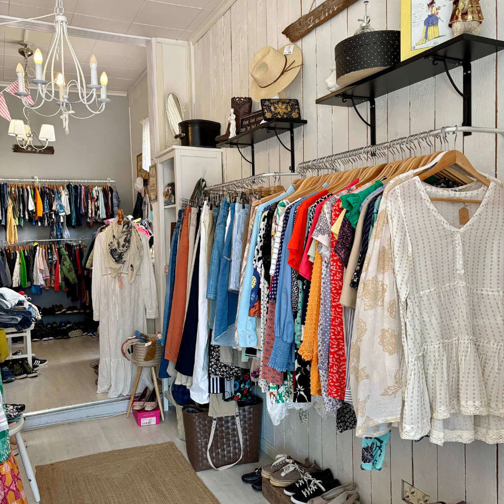 vaatteita myyntirekissä