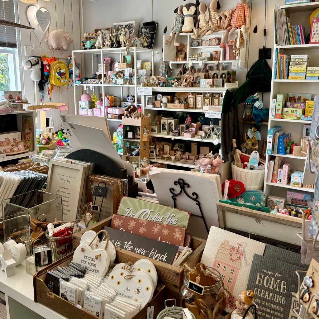 sisustustavaroita liikkeessä