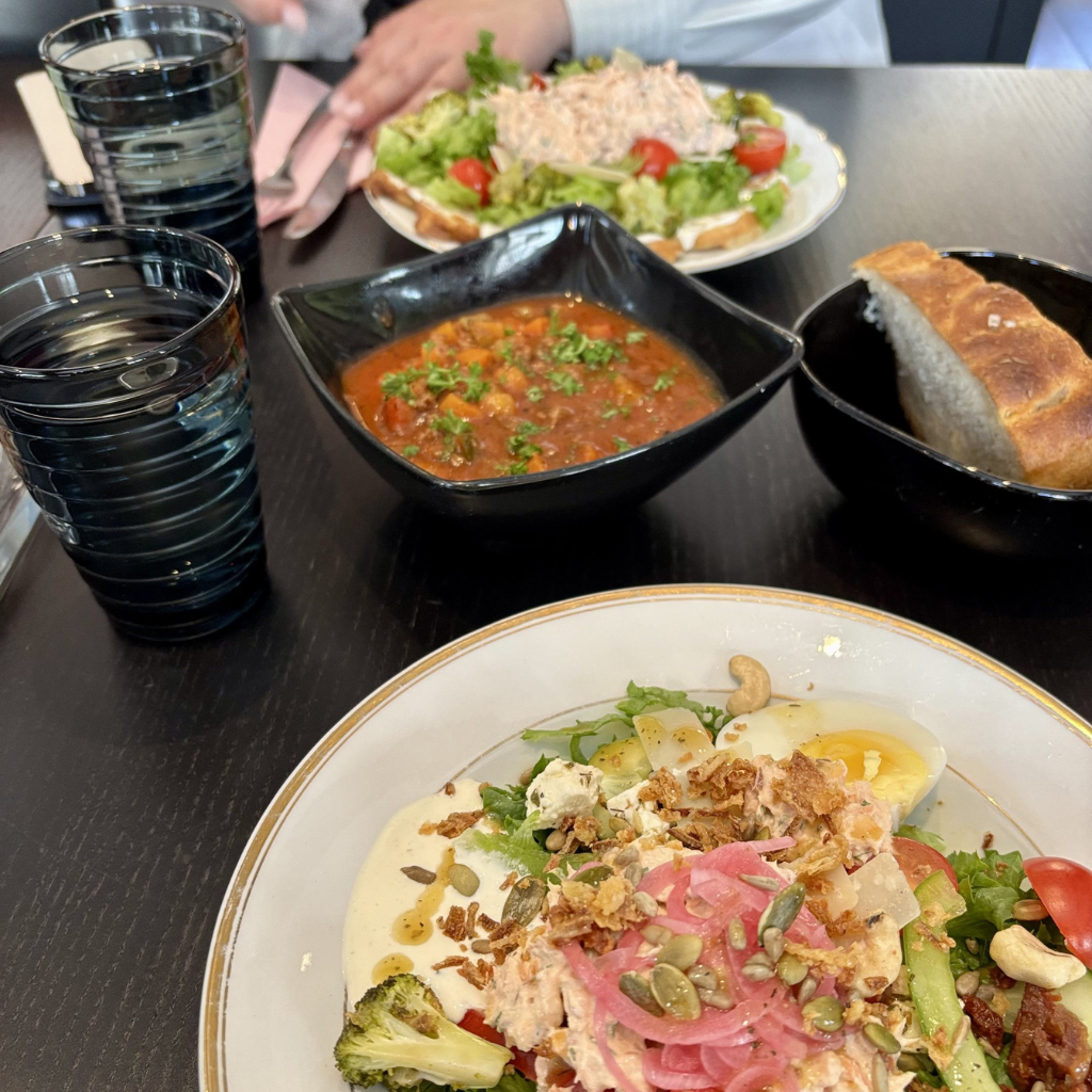 Pöytiin tarjoiltu lounas Jaspiksessa