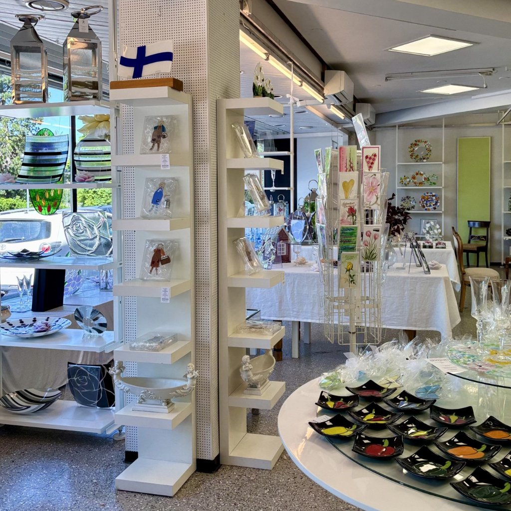 Lasitaidetta esillä Sevenon liikkeessä