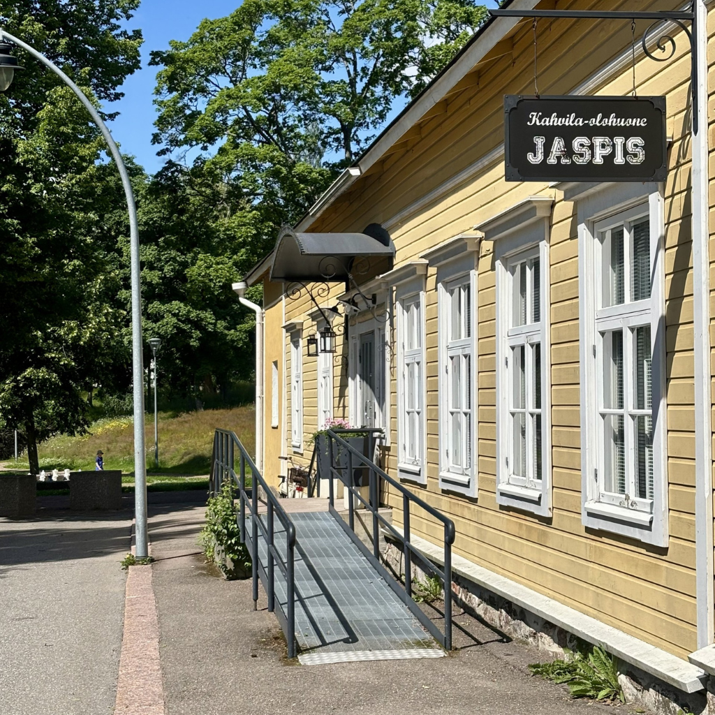 Jaspiksen pääsisäänkäynti ulkoapäin