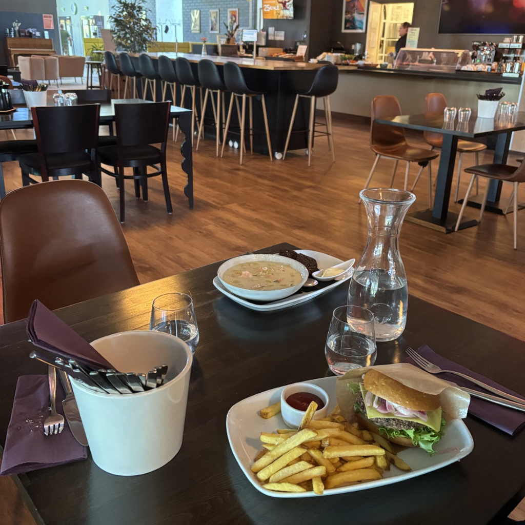 Lounas tarjoiltuna ravintolan pöytään