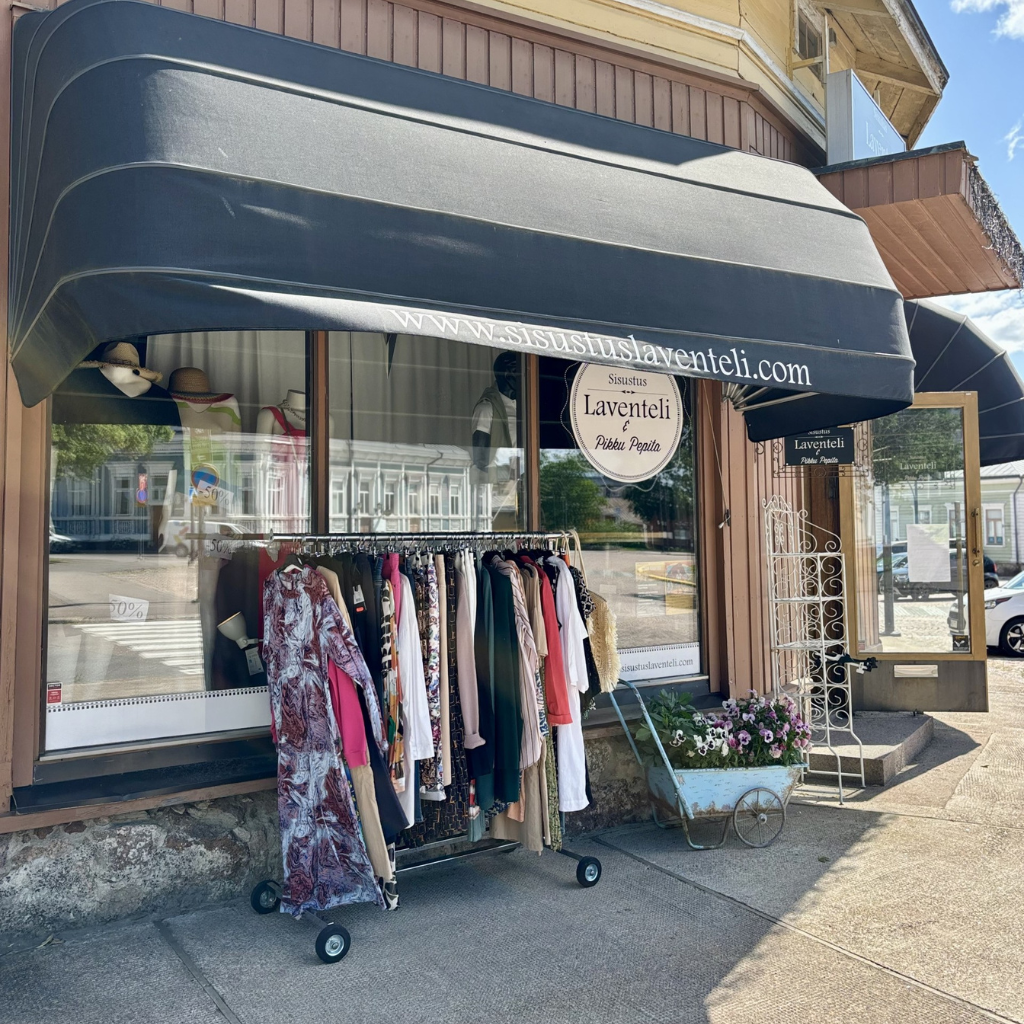 Myynti-ikkuna kadulta kuvattuna