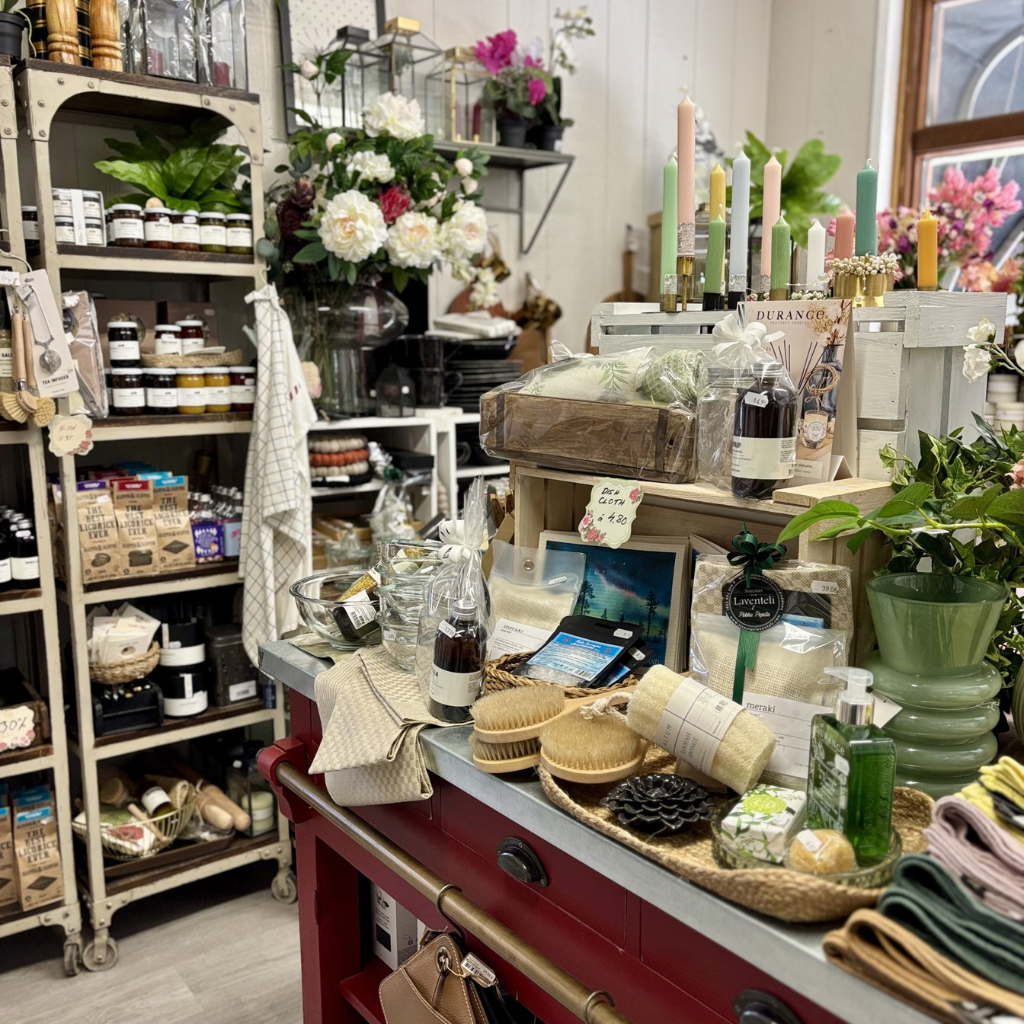 Sisustustavaraa kauniisti esillä myymälässä
