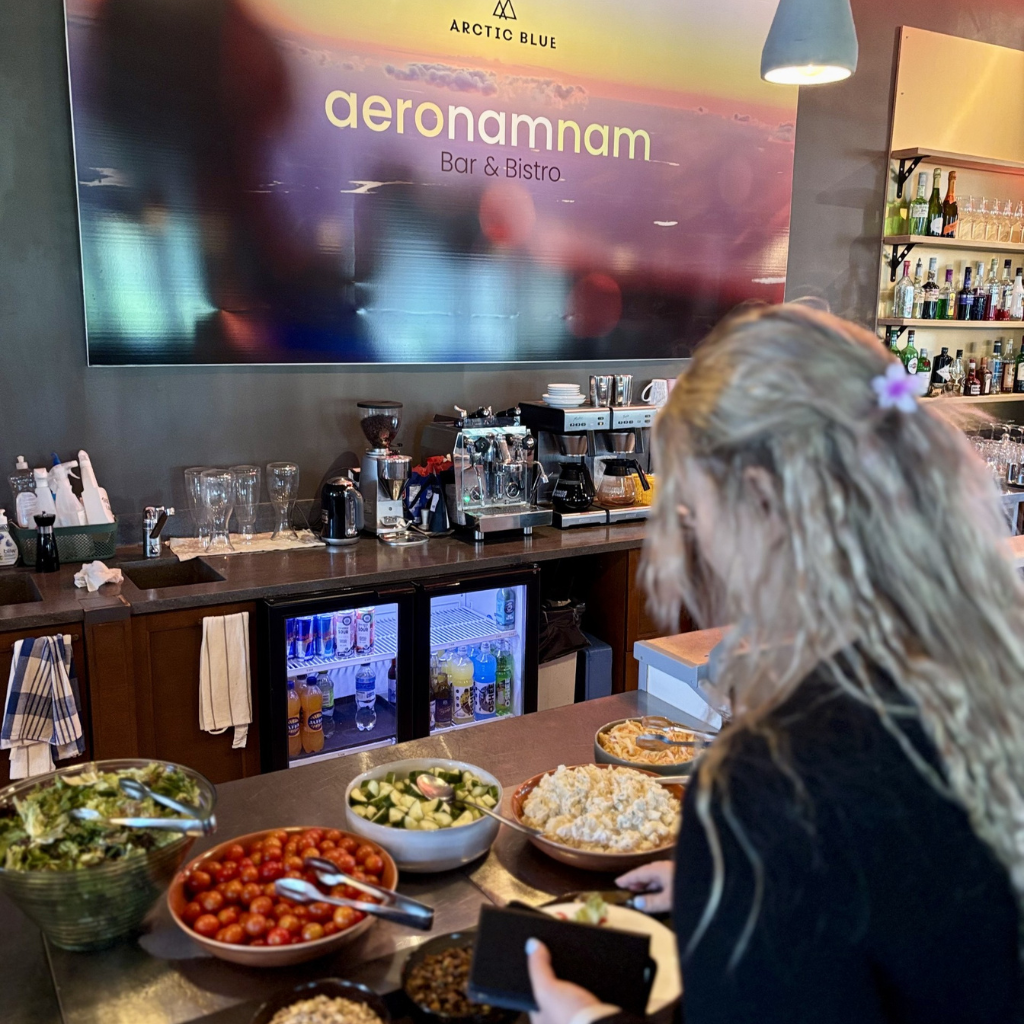 Asiakas kassalla ostamassa lounasta Aeronamnam ravintolassa