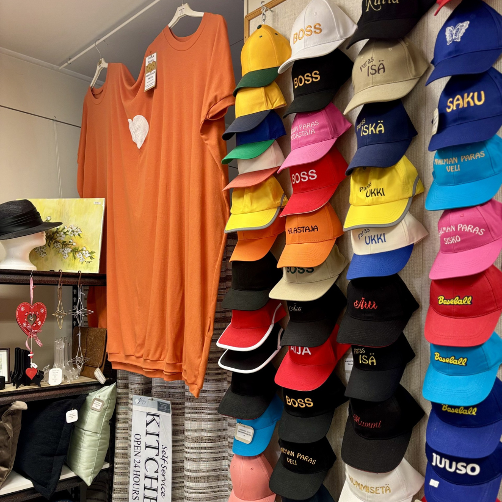 Kirjailtuja lippiksiä