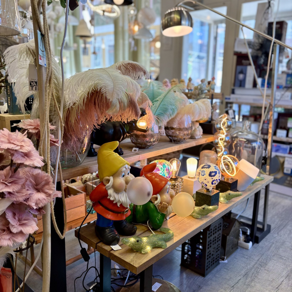 Valaisimia myymälässä