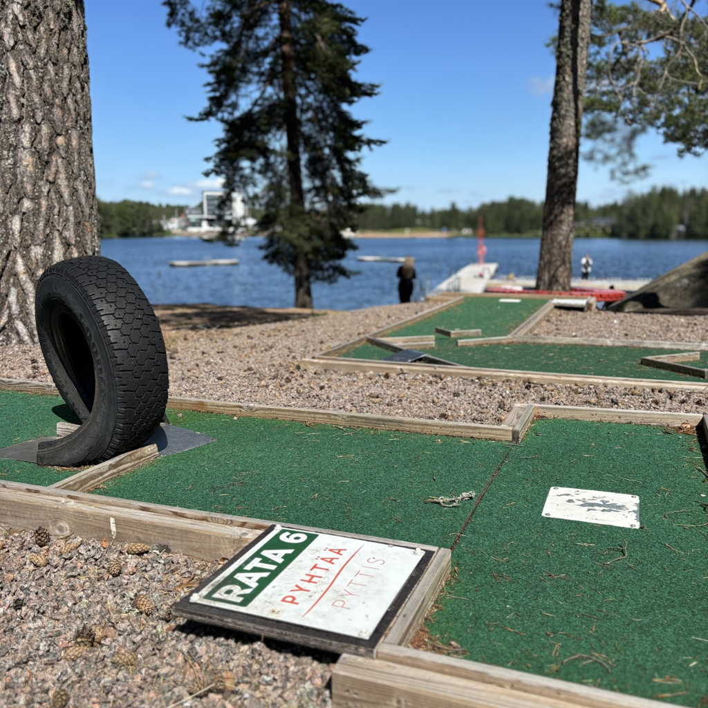 Minigolf rata Pyhtäällä Huutjärven rannalla