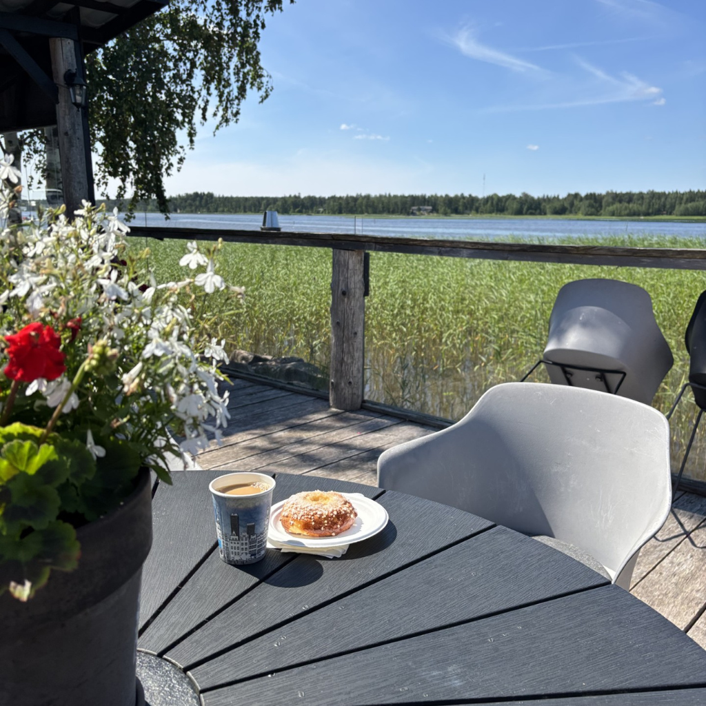 Pullakahvit merimaisemassa kahvila Sagittassa