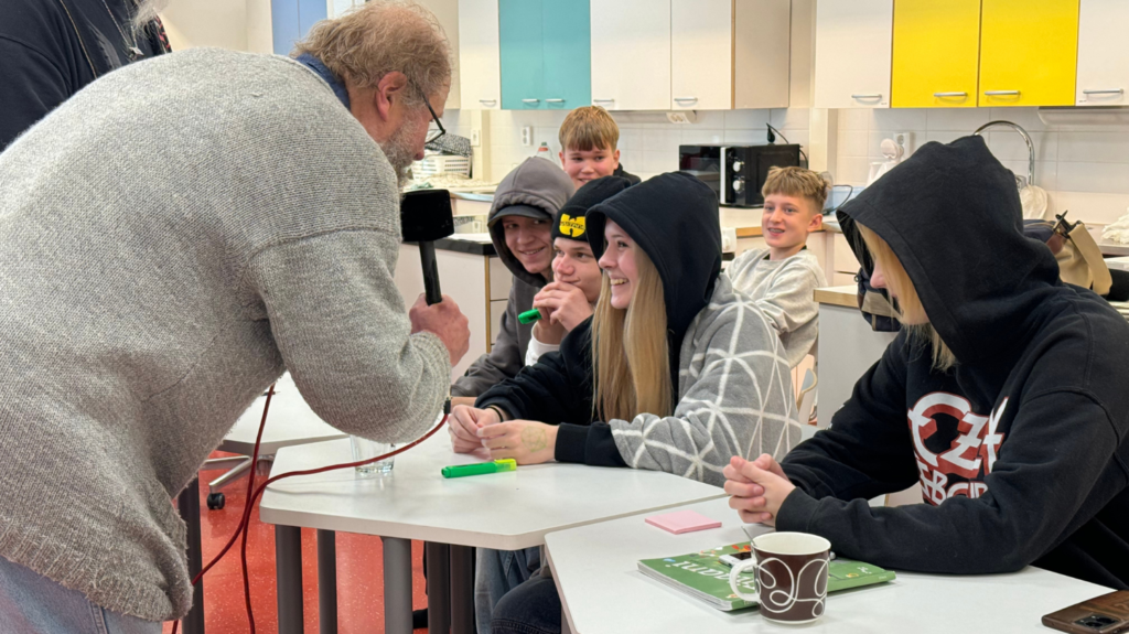 CC14Change oppilaita opiskelemassa