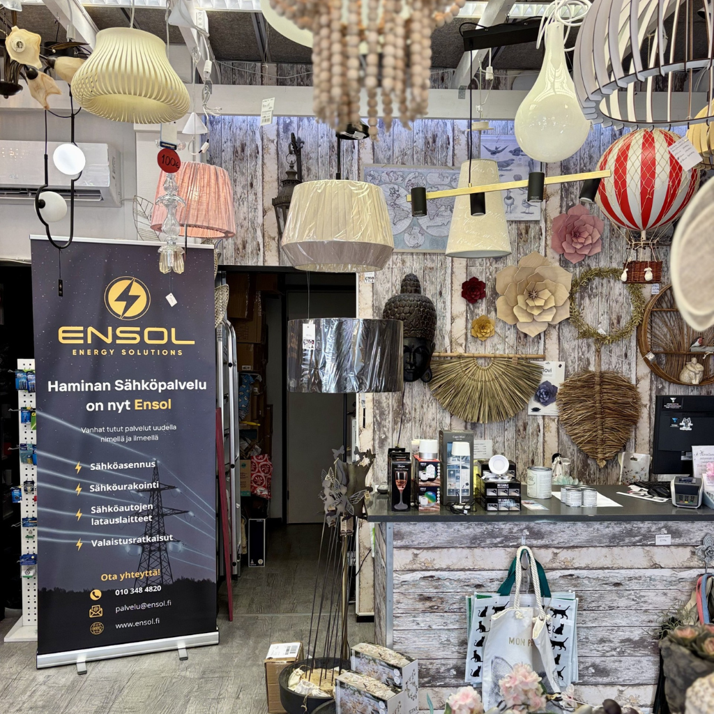 Myymälän myyntitiski, valaisimia