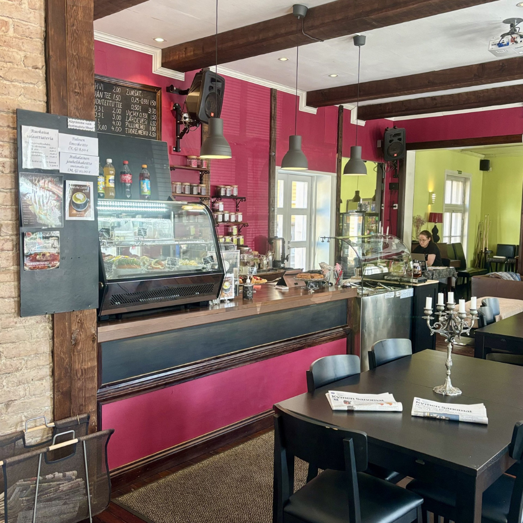 Jaspiksen myyntitiski ja kassa